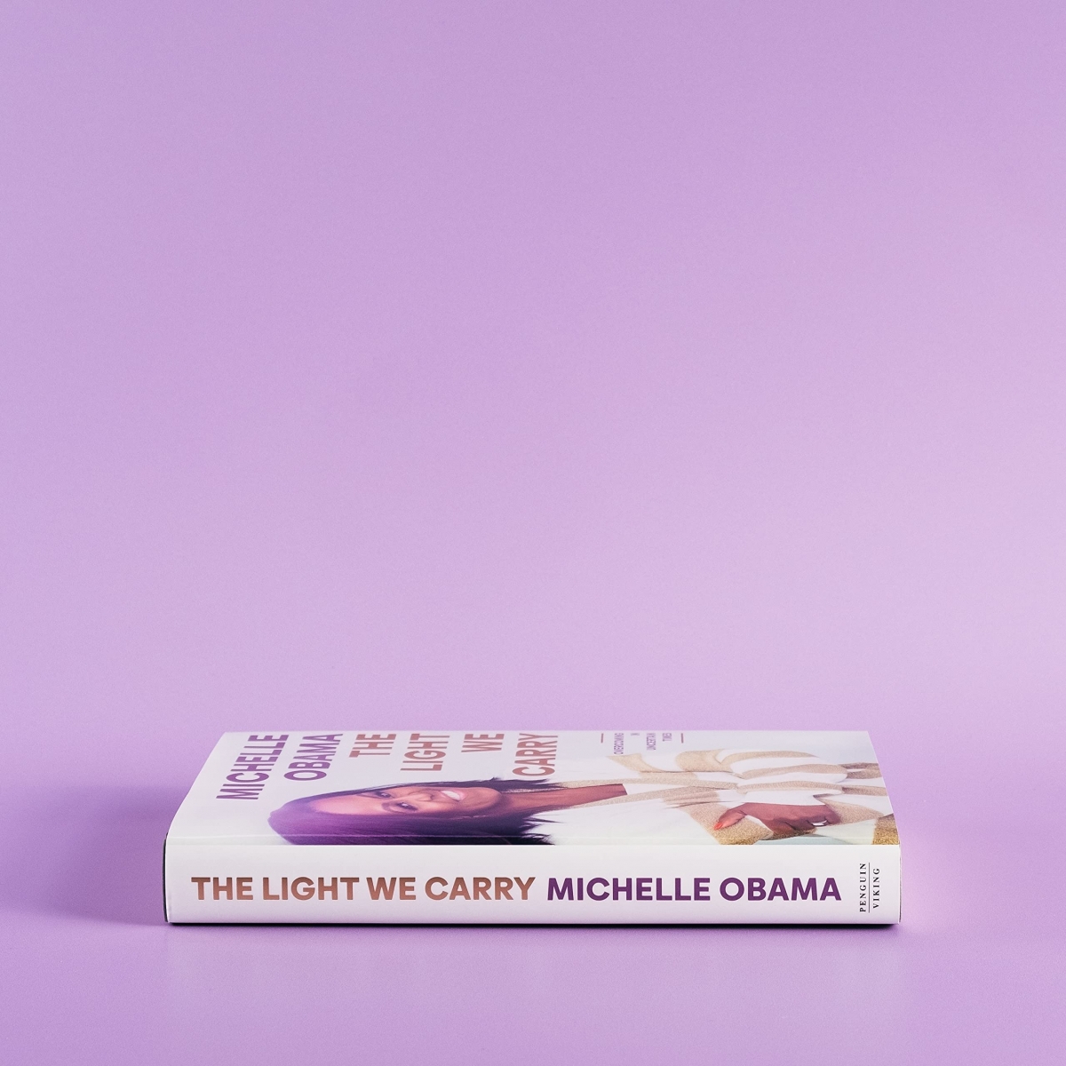  کتاب The Light We Carry by Michelle Obama 