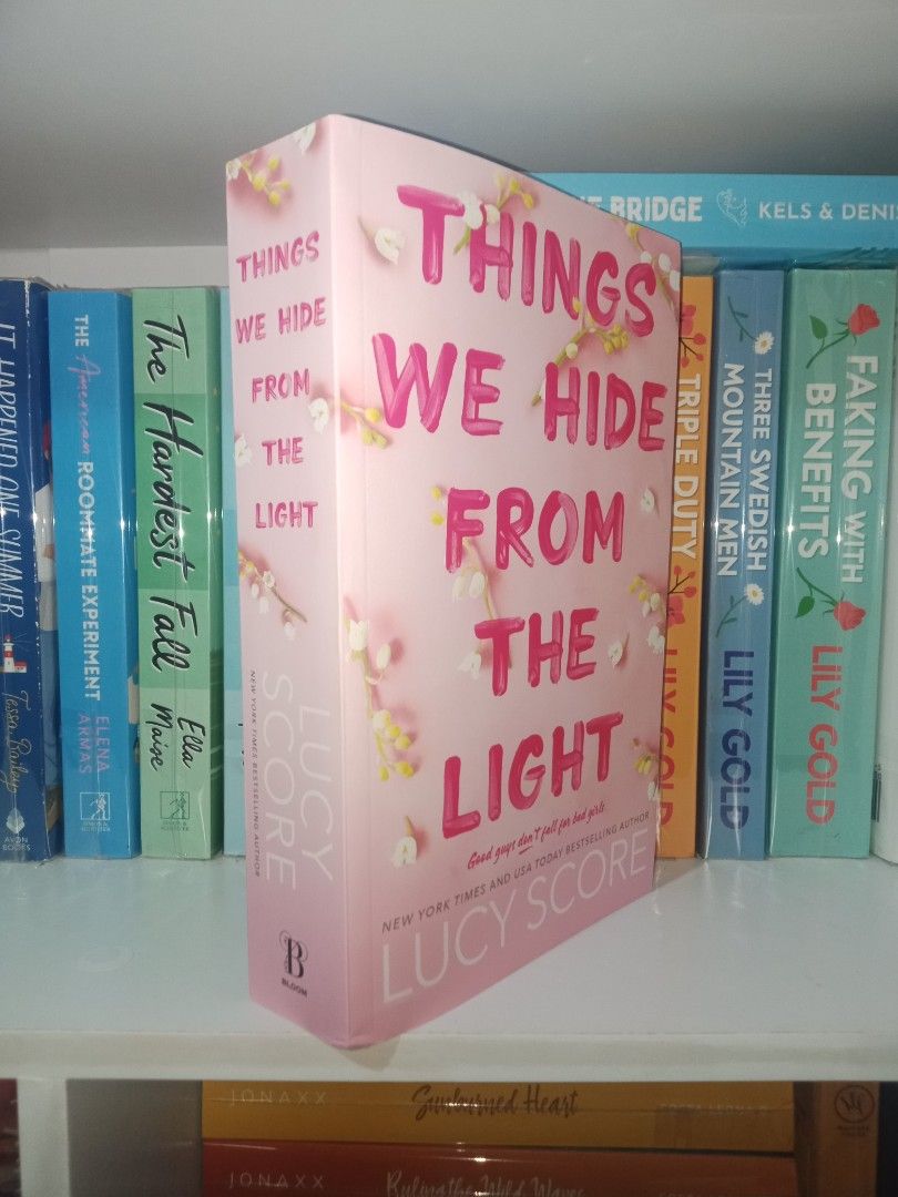  کتاب Things We Hide from the Light by Lucy Score